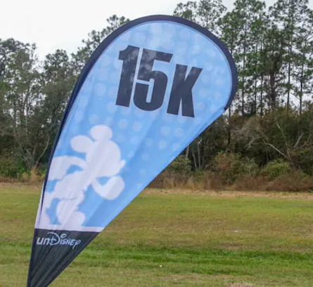 A blue 15km marker flag at a running race