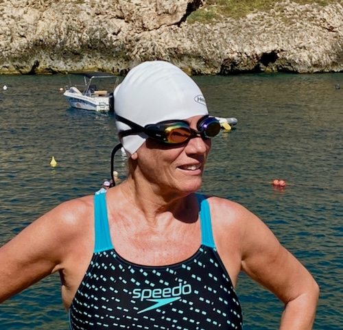 Mogsy wearing the holoswim 3 pro goggles