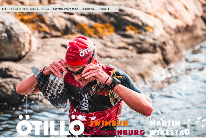 Otillo Gothenburg Action shot of swimrunner taking off his goggles