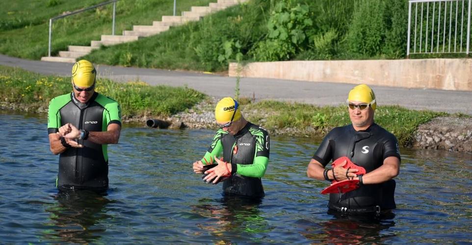 Welland 2 swimrunners getting ready, standing in the canal waters