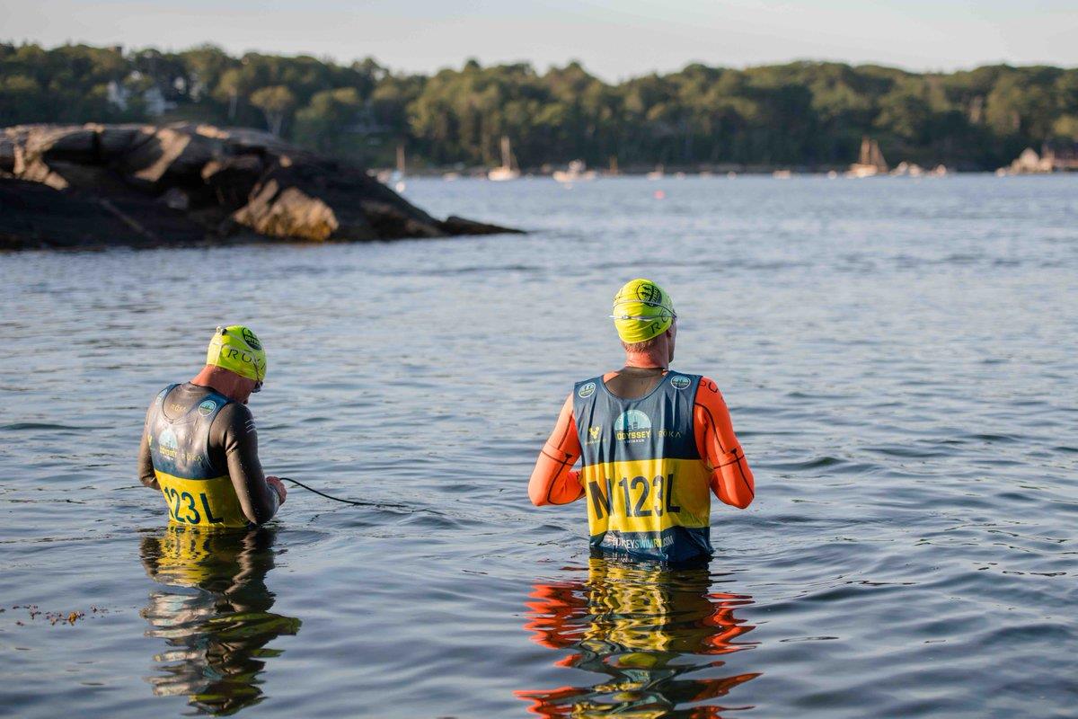 2 swimrunners entering the water for a swimming section