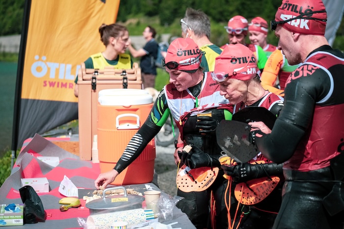 swimrunners eating at an Otillo food station